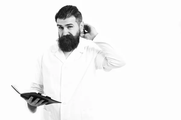 Estudante de pós-graduação segurando notebook com caneta em vestido médico isolado em fundo estúdio branco. Conceito de medicina. Barbudo brutal médico caucasiano ou estudante de pós-graduação — Fotografia de Stock