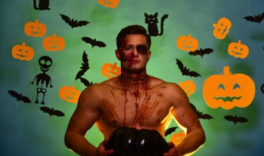 Canavar yüz ve göğüs üzerinde kan olan siyah kabak tutar.