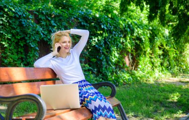 Sanal alışverişte kurtarmak senin zaman. Teknolojileri hayat kolaylaşır. Kadın dizüstü park WorldBlade öğeleri sipariş. Kız almak avantaj sanal alışveriş. Kız sit tezgah notebook arama telefon ile