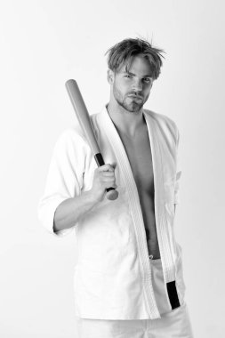 Sporcu fit güçlü vücut ile savaşmaya hazır hale getirilir. Adam beyaz arka plan üzerinde izole ciddi bir yüz ile