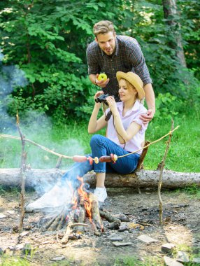 Doğa kavramı gözlemleyerek. Ormandaki çift ornitologlar seferi. Çift Doğa gözlemleyerek ormanda yürüyüş tadını çıkarın. Ornitoloji ilginç bir meslek. Kadın ve dürbün şenlik ateşi yakın görünen adam.