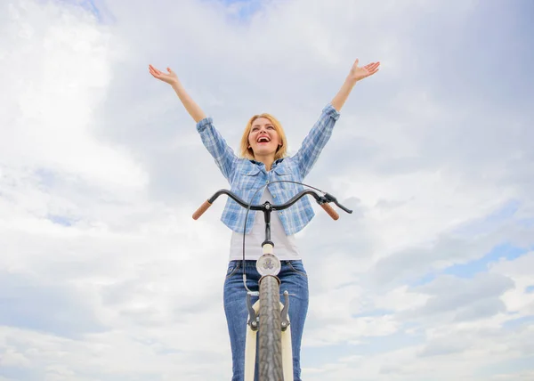 La mujer disfruta de la libertad mientras monta. El ciclismo cotidiano te hace más feliz. Pasatiempo en bicicleta y la mejor manera de relajarse y reducir el estrés. Chica relajada y libre sentarse en bicicleta. Principales beneficios mentales del ciclismo — Foto de Stock