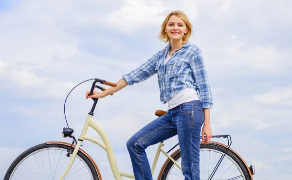 最健康最环保和最满意的自我运输形式。女人骑自行车的天空背景。积极的休闲和健康的活动。女孩骑巡洋舰模型自行车 — 图库照片