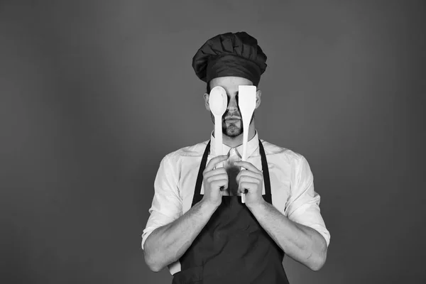 Концепція приготування їжі. Шеф-кухар із прихованим обличчям тримає дерев'яну ложку та шпатель — стокове фото