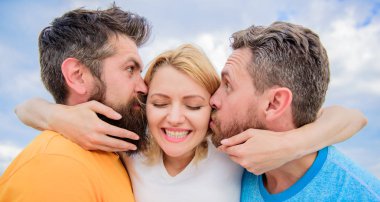 Bayan romantik ilişkiler her iki hayranlar tadını çıkarın. Erkekler ile aynı kadına aşık. Erkeklerin dikkatini seviyor. Aşk üçgeni. Kız iki adamla sarılmak. Romantik ilişkiler sorunları. Erkekler aynı kız yanaklarından öpmek