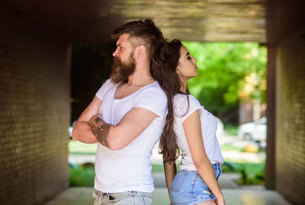 Couple amoureux ne peut pas trouver le même point de vue. Problèmes couple relation. Couple a des désaccords. Fille attrayant brunette barbu hipster homme se tenir dos au porche arrière traversée souterraine — Photo