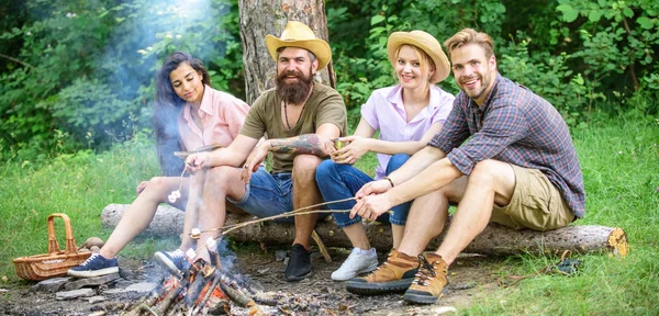 Najlepsi przyjaciele spędzić wypoczynek weekend wycieczka grilla Las Natura tła. Przyjaciele grillu weekend w lesie. Przyjaciele piknik lub grilla w pobliżu ognisko. Prażenie marshmallows Grill — Zdjęcie stockowe