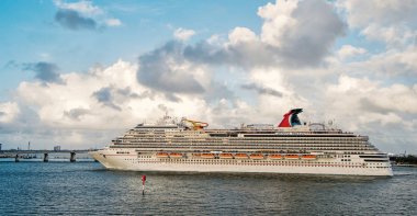 Büyük cruise gemi liner Miami'den yelken