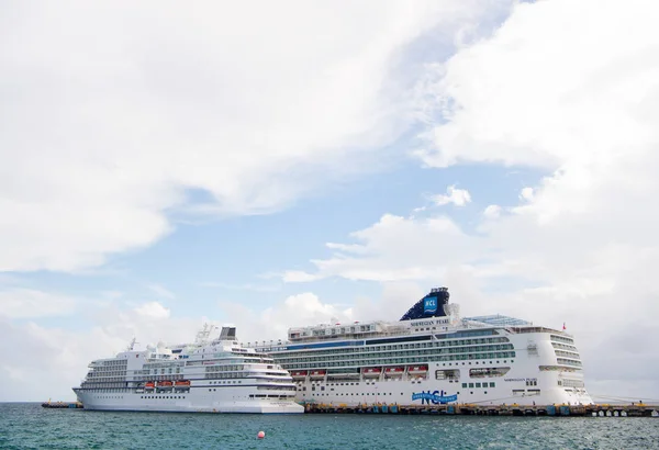 Costa Maya, Meksika - 19 Aralık 2015: Norveç Pearl ve Regent deniz gemilerle cruise. Yolcu gemisi. Deniz yolculuğu ve seyahat. Yaz tatili Caribbean cruise gemi. En iyi yolcu gemisi — Stok fotoğraf