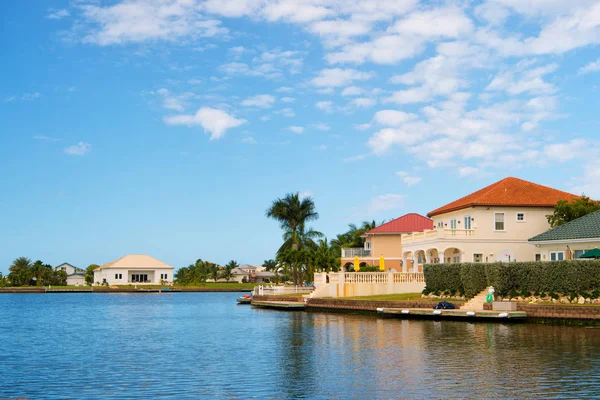 Summer villa de George Town, Ilhas Cayman. Vista sobre villa de verão do mar. Casas de verão no céu azul. Arquitetura de villa de verão. férias no caribe — Fotografia de Stock