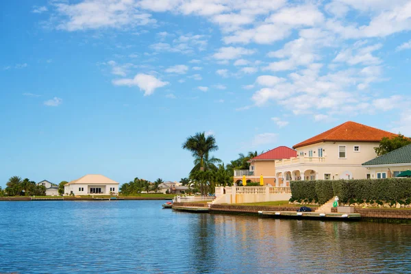 Sommervilla von George Town, Kaimaninseln. Blick auf Sommervilla vom Meer aus. Sommervillen am blauen Himmel. Architektur der Sommervilla. Urlaub in der Karibik — Stockfoto