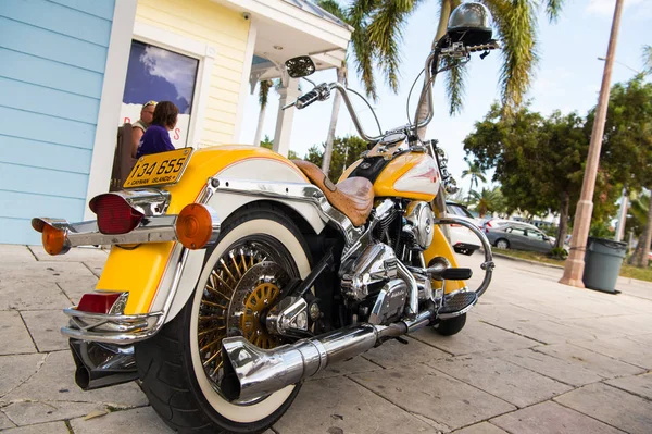 Motocicleta estacionada en casa. motocicleta. viajando en motocicleta fresca. Club de motos. Wanderlust — Foto de Stock