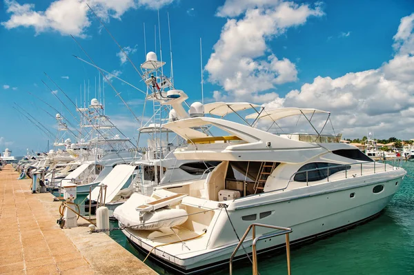 Yachts en baie avec ciel nuageux. yachts de luxe amarrés dans le port en baie à une journée ensoleillée avec des nuages sur ciel bleu à La Romana, République dominicaine — Photo