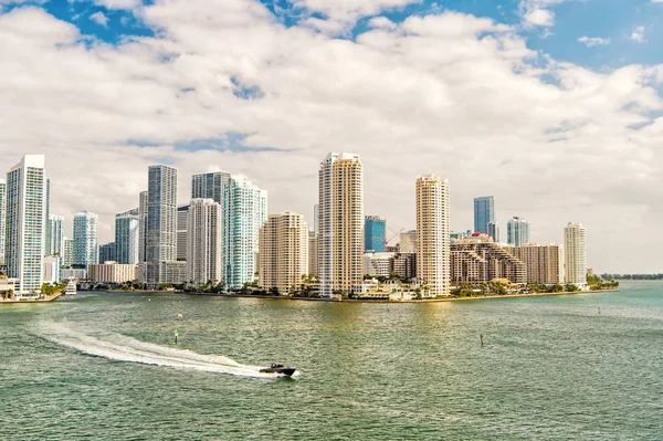 Widok z lotu ptaka z Miami drapacze chmur z błękitnym niebem, żagiel łodzi — Zdjęcie stockowe