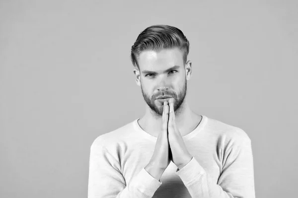 Hombre barbudo con gesto de manos orantes. Hombre con barba en la cara sin afeitar y cabello rubio. Modelo de moda en camiseta casual. Meditación o zen y concepto de paz —  Fotos de Stock