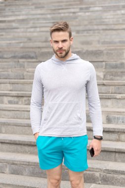 Egzersiz kavramı. Adımları genç adam kürsüye önce egzersiz açık. Sabah egzersiz. Egzersiz değil kahvaltı