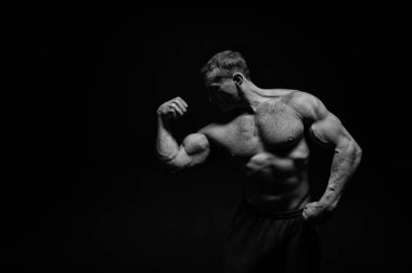 Kas kavramı. Adale adam esnek pazı ve triceps. Güçlü kas vücut ile vücut geliştiricisi. Kas geliştirme egzersiz, siyah ve beyaz