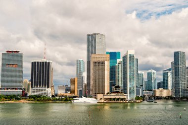 Miami manzarası. South Beach, Miami Beach. Florida. Havadan görünümü. Cennet. Güney Pointe Park ve İskelesi. Miami manzarası.