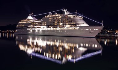 Büyük lüks cruise gemi st gece. Deniz suyu ile ışıklı ışık gece büyük lüks yolcu gemisinde st limana demirledi. Johns, Antigua