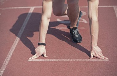 adam runner kas el ile bacaklar koşu parkuru başlatın.