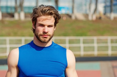 yakışıklı şık adam spor giyim, spor moda şık saçlı