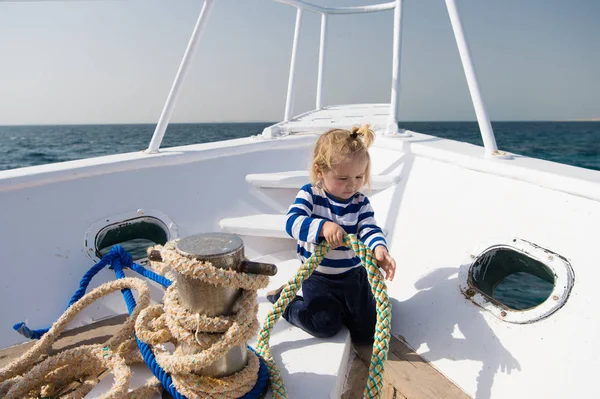 Conceito de aventura. Aventura no mar. Pequena criança desfrutar de aventura no navio. Diga sim a uma nova aventura — Fotografia de Stock