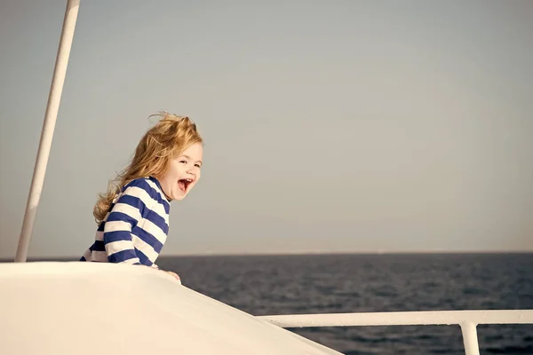Petit garçon heureux capitaine de yacht en chemise marine — Photo
