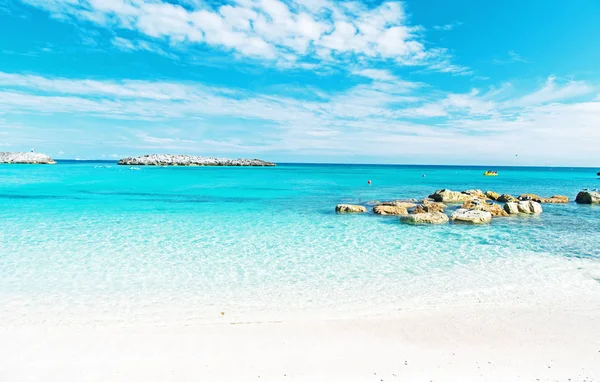 Agua de mar en la playa con cielo azul y barco amarillo — Foto de Stock