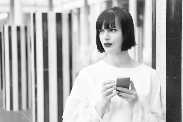 Menina beleza com olhar sexy em Paris, França. Mulher com lábios vermelhos usar no smartphone. Mulher com cabelo morena segurar telefone celular. Modelo de moda com dispositivo móvel. Nova tecnologia para a vida moderna — Fotografia de Stock