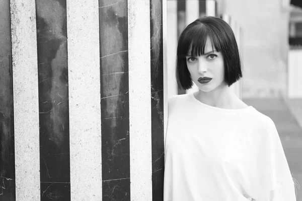 Chica de belleza con aspecto glamuroso. Mujer con labios rojos maquillaje en París, Francia. Mujer sensual con cabello moreno. Modelo de moda en blusa blanca. Moda belleza y apariencia — Foto de Stock