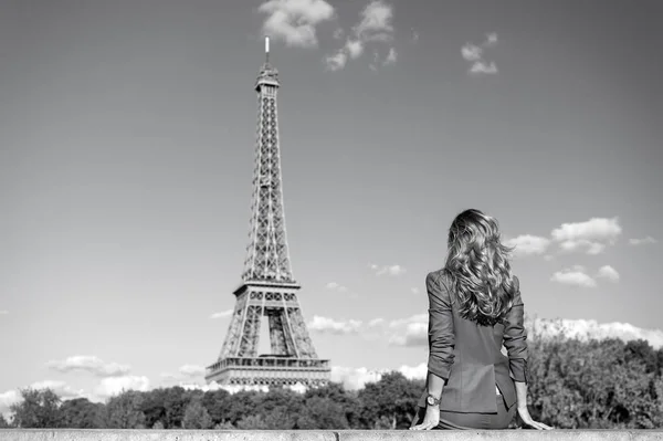 Mujer en vestido azul mira la torre eiffel en París, Francia, la moda. Mujer con cabello largo, peinado, vista trasera, belleza. Moda, estilo, tendencia. Belleza, mira, pelo, peinado. Vacaciones, viajes, viajes — Foto de Stock