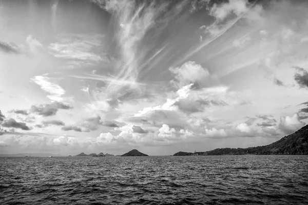 Gökyüzü bulutlu gustavia, mavi denizde akşam st.barts. Vahşi doğa, çevre ve ekoloji. Seyahat ederken tatil beldesi. Yaz tatil ve Yolculuk tutkusu — Stok fotoğraf