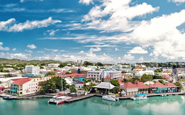Söta hus med yacht, båt på hamnen, St. John, Antigua — Stockfoto