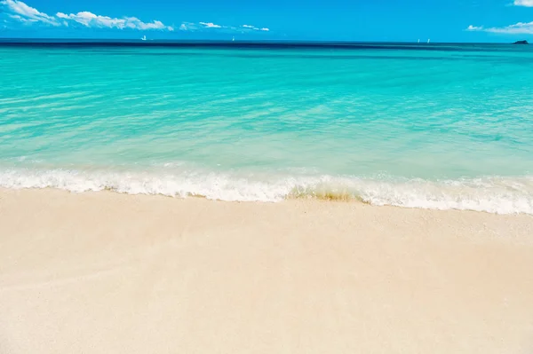 Mar ondulado, fondo de agua del océano en la costa de arena en Antigua — Foto de Stock