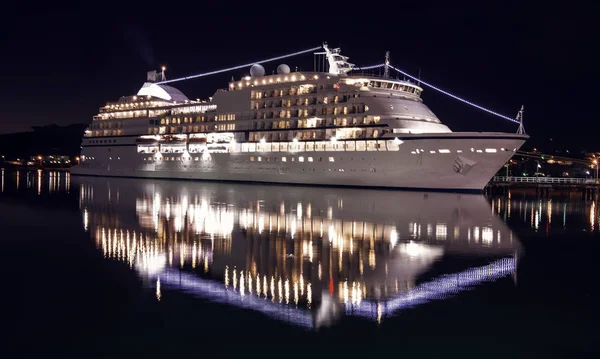 큰 럭셔리 크루즈 선박 세인트 밤입니다. 조명 빛 밤 바다 물에 큰 호화 유람선의 포트에 도킹. 존스, 앤티가 — 스톡 사진
