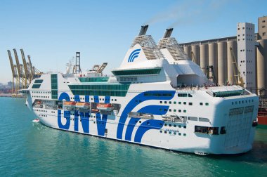 Barselona, İspanya, 30 Mart 2016: okyanus gemisi Gnv Rhapsody Genova liman içinde. Hedef gemisi gezisine cruise. Deniz gemisi tarafından seyahat. Yaz tatil tatil. Yolculuk tutkusu ve liner bulma