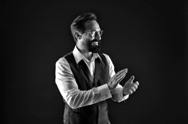 Başarılı konsepti. Başarılı adam adam ellerini çırp. Mutlu işadamı başarılı çalışmalar için alkışlıyoruz. Başarılı ve müreffeh, siyah ve beyaz