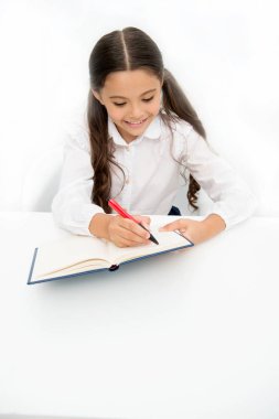 Küçük kitap kurdu. Tebligat yazıyorum. Masa beyazı arka planda otururken kız çocuk hometask yazıyor. Liseli kız yazma bildirisi okuyor. Çocuk okul üniforması gülen surat egzersiz yazar, fotokopi çeker