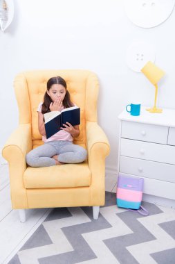 Hikaye kavramı. Küçük kız sandalyede hikaye okuyun. Hikaye kitabı okuma çocuk. Hikaye zamanı. Bir zamanlar