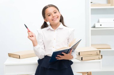 Gelecekteki kavramı. Mutlu kız gelecek sınav için bilgi edinin. Gülümseme ile gelecekteki öğrenci çalışma. Gelecek geliyor