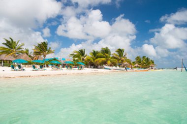Costa Maya, Meksika - 01 Şubat 2016: deniz plaj. Mavi su, beyaz kum ve tropikal deniz plaj avucunda. Karayip Denizi sahilinde yaz tatili. Deniz plajda dinlenebilir. Macera var