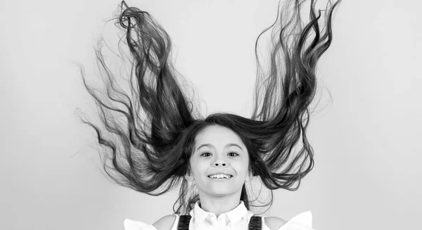 Peluquería para niñas concepto. negro y blanco feliz niña — Foto de Stock