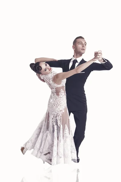 Ballrom casal de dança em uma pose de dança isolado em bachground branco — Fotografia de Stock