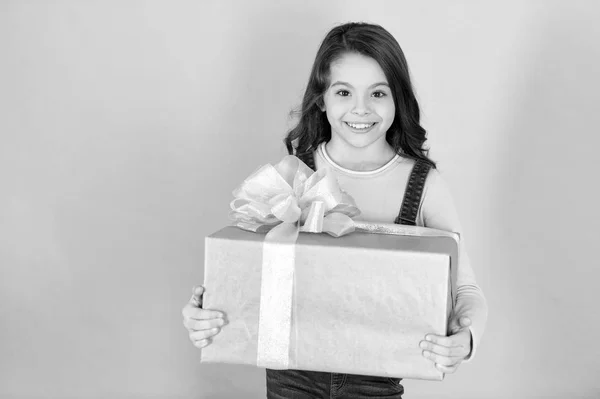 Счастливая маленькая девочка с черно-белой подарочной коробкой — стоковое фото