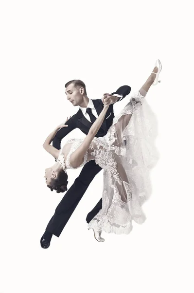 Ballrom casal de dança em uma pose de dança isolado em bachground branco — Fotografia de Stock