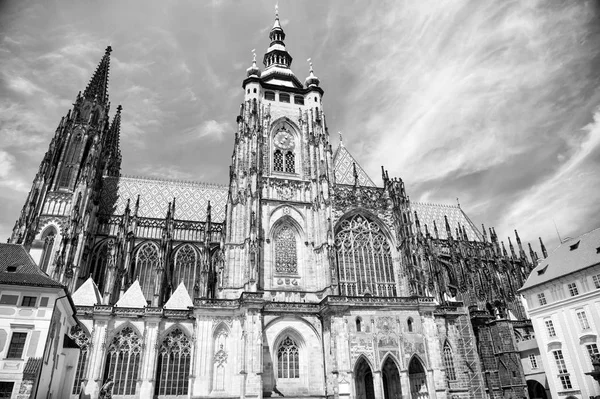 Edifício da igreja em prague, República Checa. Catedral de São Vito no céu azul nublado. Monumento de arquitetura gótica e design. Conceito de férias e de luxúria — Fotografia de Stock