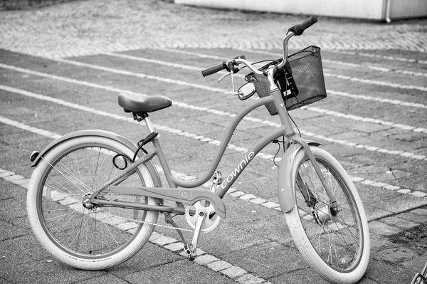 Bicicleta azul con cesta. Bicicleta en estacionamiento. Transporte y transporte. Viajes aventura y descubrimiento — Foto de Stock