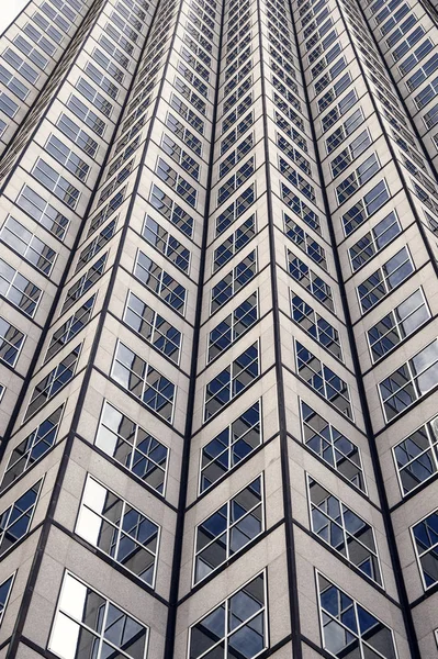 Panoramisch en perspectief groothoekzicht op staalblauwe achtergrond van glas — Stockfoto