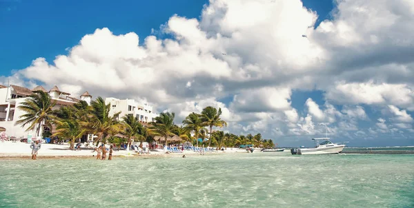 Sommerstrand mit Sonnenschirmen an der Küste. tropischer Sommerurlaub Strand mit Meer oder Meer Wasser grüne Palmen, blauer Himmel mit Menschen und Sonnenschirmen an der Sandküste sonniger Tag im Freien an der Costa Maya, Mexiko — Stockfoto