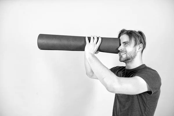 Man Spy Yogamatta Som Teleskop Mode Idrottsman Blå Tshirt Och — Stockfoto
